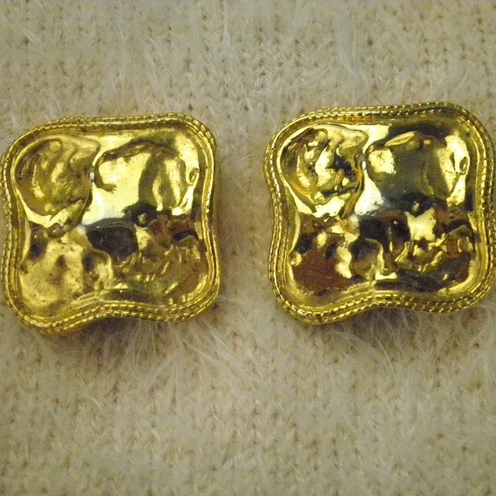 Vintage 1.25" Textured Chunky Gold Tone Earrings Clip on Unsigned